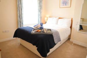 Ένα ή περισσότερα κρεβάτια σε δωμάτιο στο Waypast, Port Isaac Bay Holidays