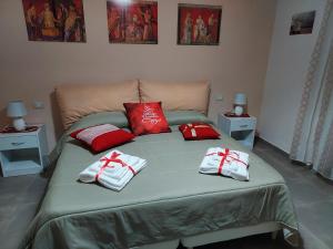 ein Bett mit zwei roten und weißen Handtüchern darauf in der Unterkunft B&B Petra Hercules in Torre Annunziata
