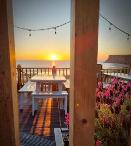 uma vista para um deque com um pôr-do-sol ao fundo em The Spa Hotel em Saltburn-by-the-Sea