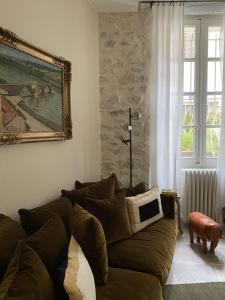 - un salon avec un canapé et un tableau mural dans l'établissement N15 - Les Confidences - Chambres d'hôtes, à Avignon