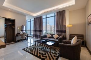 فندق غلاديلاس في جدة: غرفة معيشة مع أريكة وطاولة