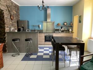 - une cuisine avec une table et des tabourets dans l'établissement Casa Defranchi, à Sant Andrea di Bozio