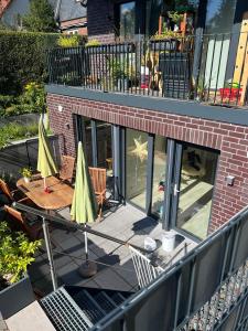 z widokiem na patio ze stołami i krzesłami w obiekcie OTTO Apartments w mieście Hamburg
