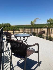 einen Tisch und Stühle auf einer Terrasse in der Unterkunft Sunrise Suite in Paso Robles