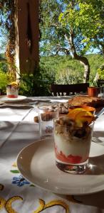 een tafel met een bord met een dessert erop bij Mas de Mingall in Les tres Cales