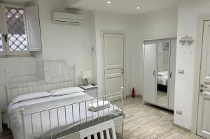A bed or beds in a room at URBE - Delizioso appartamento Quartiere Coppedè