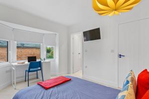 a bedroom with a bed and a desk with a computer at ✰OnPoint -LARGE 3 Bedroom House With Parking!✰ in Derby