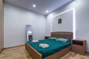 Postel nebo postele na pokoji v ubytování Renovated 2BD house close to Pireus port