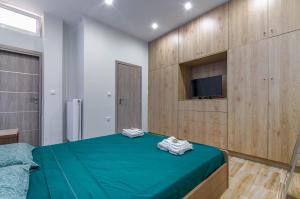 Postel nebo postele na pokoji v ubytování Renovated 2BD house close to Pireus port
