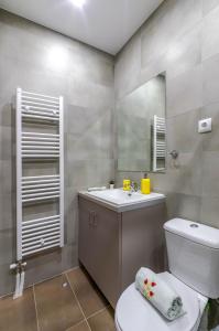 Koupelna v ubytování Renovated 2BD house close to Pireus port