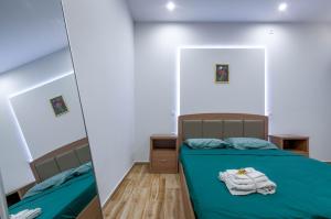 Postel nebo postele na pokoji v ubytování Renovated 2BD house close to Pireus port