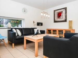 - un salon avec des canapés et une table basse dans l'établissement 10 person holiday home in Glesborg, à Bønnerup