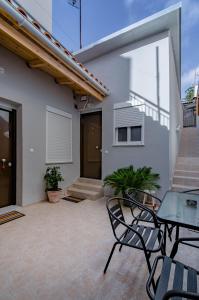 Balkón nebo terasa v ubytování Renovated 2BD house close to Pireus port