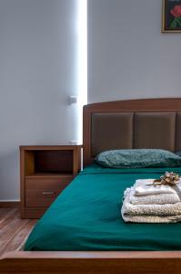 Postel nebo postele na pokoji v ubytování Renovated 2BD house close to Pireus port