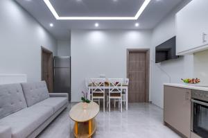 Kuchyň nebo kuchyňský kout v ubytování Renovated 2BD house close to Pireus port