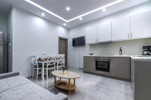 Kuchyň nebo kuchyňský kout v ubytování Renovated 2BD house close to Pireus port