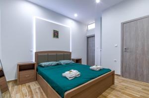 Postel nebo postele na pokoji v ubytování Renovated 2BD house close to Pireus port