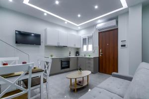 Kuchyň nebo kuchyňský kout v ubytování Renovated 2BD house close to Pireus port