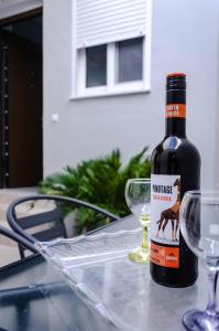 Nápoje v ubytování Renovated 2BD house close to Pireus port