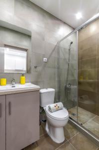 Koupelna v ubytování Renovated 2BD house close to Pireus port + 17 fotografií
