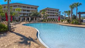 una piscina frente a un edificio en Tranquility at A La Paix, en Panama City Beach