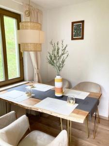 mesa de comedor con sillas y lámpara en Ferienwohnung Waldrand, en Todtmoos