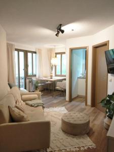 una sala de estar con un sofá y una mesa en Ferienwohnung Waldrand, en Todtmoos