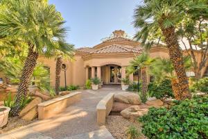 uma casa com palmeiras em frente em Scottsdale Home Pool Access, 1 Mi to Westworld em Scottsdale