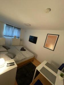 1 dormitorio con 1 cama y escritorio con ordenador en Studio Apartment Nani Centar, en Split