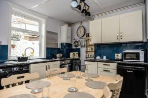 A kitchen or kitchenette at Spacious Charming Cottage near Lake and Sea