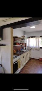 eine Küche mit Herd und Herd Top-Backofen in der Unterkunft Casita de las sierras in Cordoba