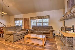 Una sala de estar con dos sofás y una mesa de café. en Fireplace and Stream Access Cozy Grand Lake Retreat, en Grand Lake