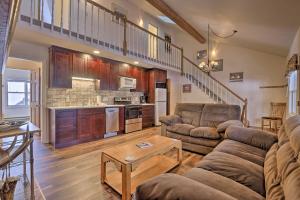 una sala de estar con un sofá y una mesa en Fireplace and Stream Access Cozy Grand Lake Retreat, en Grand Lake