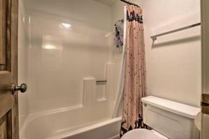 Un baño con inodoro blanco y ducha. en Fireplace and Stream Access Cozy Grand Lake Retreat, en Grand Lake 16 fotos más
