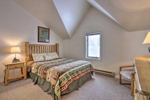 เตียงในห้องที่ Cozy Grand Lake Retreat Fireplace and Stream Access