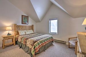 Un dormitorio con una cama y una ventana en Fireplace and Stream Access Cozy Grand Lake Retreat, en Grand Lake