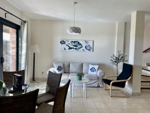 Posedenie v ubytovaní HomeForGuest Villa 5 in Salobre Golf with private pool, garden and great views