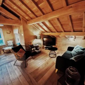 sala de estar con suelo de madera y techo de madera en Le verger d' Adèle, en Vielsalm