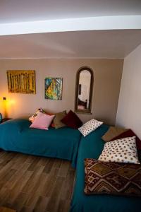 um quarto com 2 camas e um espelho em Appartement avec Rivière privative em Tourrettes