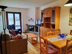 a living room with a table and a dining room at Apartamento en Esterri Visita Aiguestortes in Esterri d'Àneu