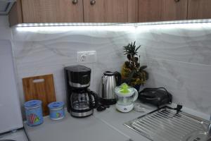 encimera de cocina con cafetera y licuadora en Manthos Holiday Home, en Agia Galini