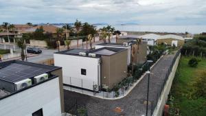 una vista aérea de un edificio con paneles solares. en Ortosalato Agricamping, en Torregrotta