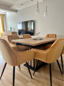 Televízia a/alebo spoločenská miestnosť v ubytovaní Apartament Wilcza Jama z kominkiem - Viva pod Giewontem Apartamenty