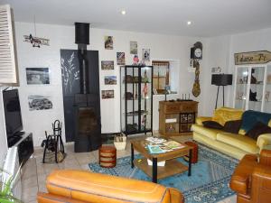a living room with a couch and a table at La ferme aux chats in Formigny