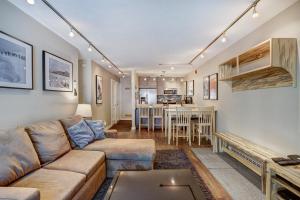 Ruang duduk di Grandview Condo's C8