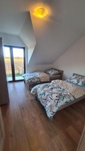 Giường trong phòng chung tại Dom pod Wroclawiem16