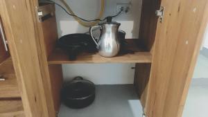 a tea kettle on a shelf in a cabinet at Aloja-T en Apartamento amoblado 6 con balcón Ciudad Bolivar in Ciudad Bolívar
