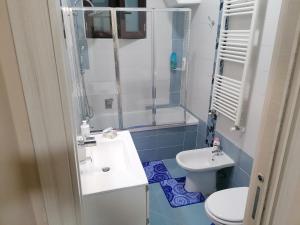 een badkamer met een douche, een wastafel en een toilet bij CaSa AMELIA in Napels