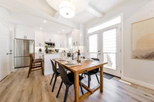 Modern Nordic Escape, 3BR Near WEM & DT, AirCon & Fireplace, Wifi, Sleeps 6!的厨房或小厨房