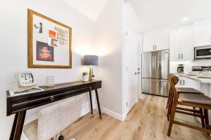 Modern Nordic Escape, 3BR Near WEM & DT, AirCon & Fireplace, Wifi, Sleeps 6!的厨房或小厨房